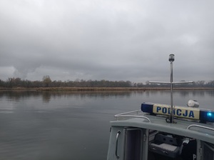 Policjanci podczas działań na wodzie