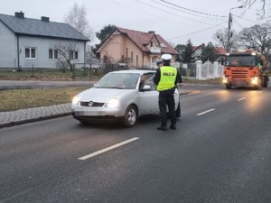 Policjanci podczas działań na drodze sprawdzają trzeźwość kierujących