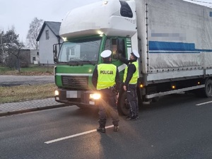 Policjanci podczas działań na drodze sprawdzają trzeźwość kierujących