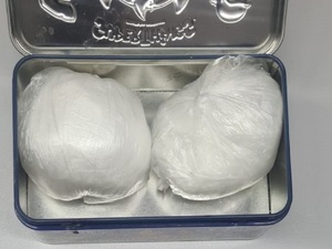 Zabezpieczony biały proszek znajdujący się w dwóch torebkach i pudełku