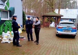 Policjantki podczas przekazania darów dla schroniska