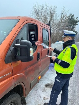 Policjant podczas działania na drodze