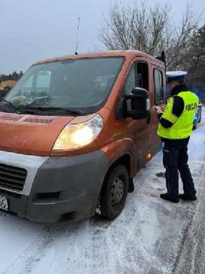 Policjant podczas działania na drodze