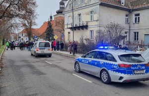 Policjanci podczas zabezpieczenia przemarszu zgodnie z treścią komunikatu