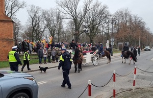 Policjanci podczas zabezpieczenia przemarszu zgodnie z treścią komunikatu