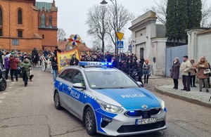 Policjanci podczas zabezpieczenia przemarszu zgodnie z treścią komunikatu