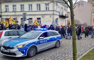 Policjanci podczas zabezpieczenia przemarszu zgodnie z treścią komunikatu