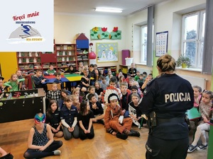 Policjantka podczas spotkania z dziećmi przed zbliżającymi się feriami
