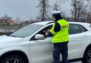 Policjant podczas działań na drodze