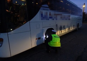 Policjant podczas kontroli autokaru