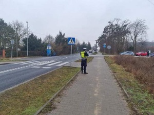 Policjant podczas działań na drodze