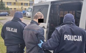 Policjanci podczas doprowadzania osoby zatrzymanej