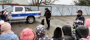 Policjanci podczas oprowadzania wycieczki po komendzie