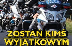 Baner z napisem zostań kimś wyjątkowym. W le widoczny przód motocykla z napisem POLICJA