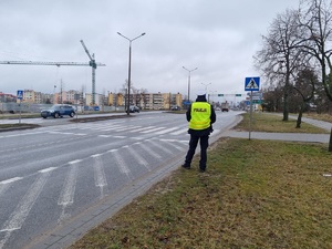 Policjanci podczas działań na drodze w rejonie oznakowanych przejść dla pieszych i przejazdów dla rowerów