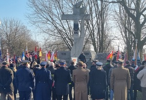 Uroczystości pod pomnikiem z udziałem służb mundurowych