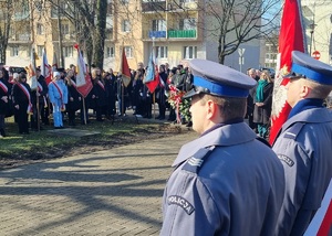 Uroczystości pod pomnikiem z udziałem służb mundurowych