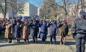 Uroczystości pod pomnikiem z udziałem służb mundurowych