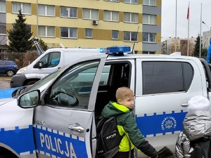 Policjanci podczas oprowadzania dzieci po komendzie