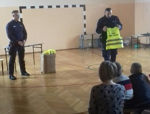 Policjanci podczas działań profilaktycznych na terenie szkoły