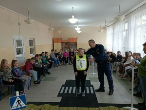 Policjanci podczas działań profilaktycznych na terenie szkoły