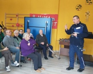 Policjanci podczas spotkania z seniorami