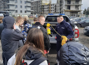 Policjanci podczas oprowadzania wycieczki