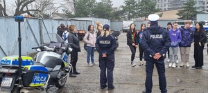 Policjanci podczas oprowadzania wycieczki po komendzie