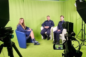 Policjanci podczas nagrania w studio