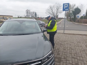 Policjant podczas czynności na drodze