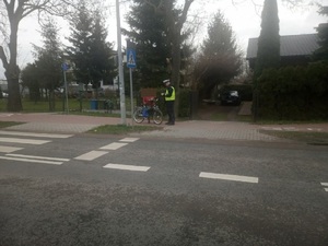 Policjant podczas czynności na drodze