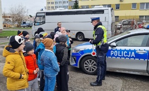 Policjanci podczas oprowadzania dzieci po komendzie