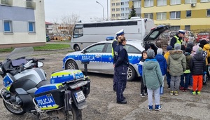 Policjanci podczas oprowadzania dzieci po komendzie