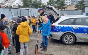 Policjanci podczas oprowadzania dzieci po komendzie