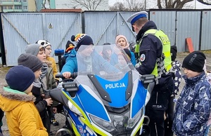 Policjanci podczas oprowadzania dzieci po komendzie