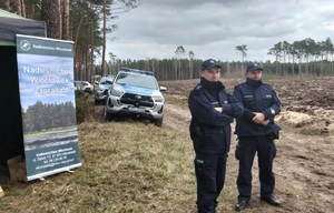 Policjanci podczas akcji sadzenia drzewek