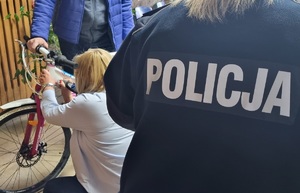 Policjanci podczas znakowania rowerów w komendzie