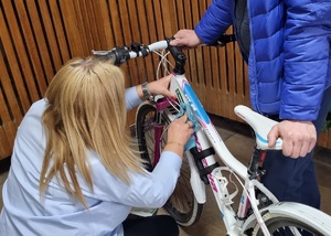 Policjanci podczas znakowania rowerów w komendzie