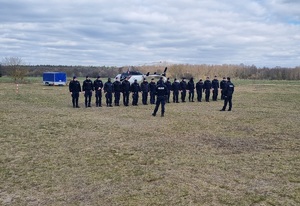 Policjanci podczas ćwiczeń na terenie lotniska