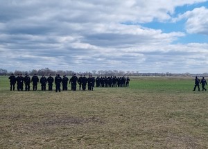 Policjanci podczas ćwiczeń na terenie lotniska