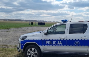 Policjanci podczas ćwiczeń na terenie lotniska