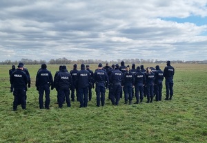 Policjanci podczas ćwiczeń na terenie lotniska