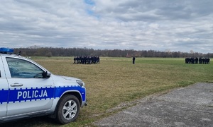 Policjanci podczas ćwiczeń na terenie lotniska