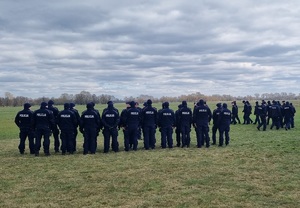 Policjanci podczas ćwiczeń na terenie lotniska