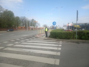 Policjant podczas działań na drodze