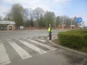 Policjant podczas działań na drodze