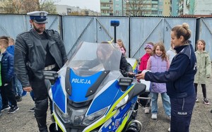 Policjanci podczas oprowadzania wycieczki po komendzie