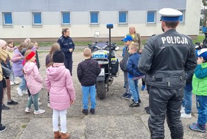 Policjanci podczas oprowadzania wycieczki po komendzie