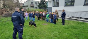 Policjanci podczas oprowadzania wycieczki po komendzie