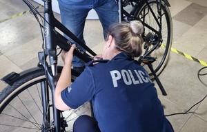 Policjanci podczas znakowania rowerów